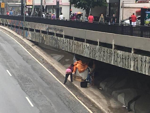 Moradores de rua montam barraca embaixo de viaduto na Avenida Paulista Moradores de rua montam barraca embaixo de viaduto na Avenida Paulista