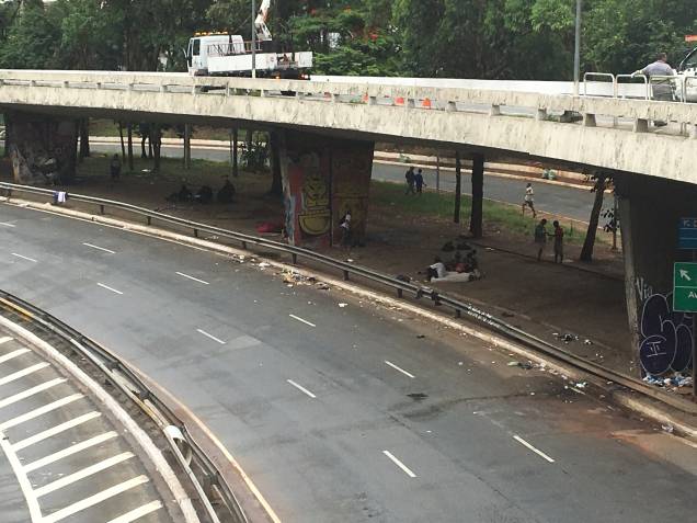 Usuários de drogas permanecem sob viaduto da Paulista Usuários de drogas permanecem sob viaduto da Paulista
