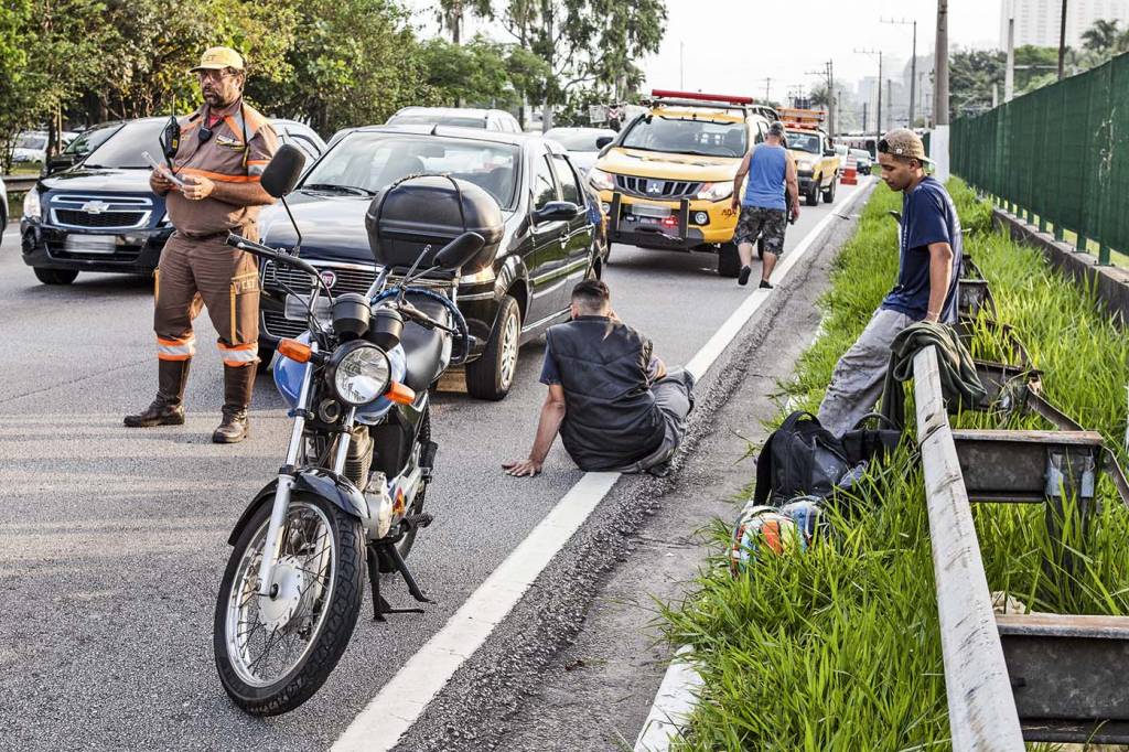 Acidente entre moto e carro na pista expressa da marginal Pinheiros
