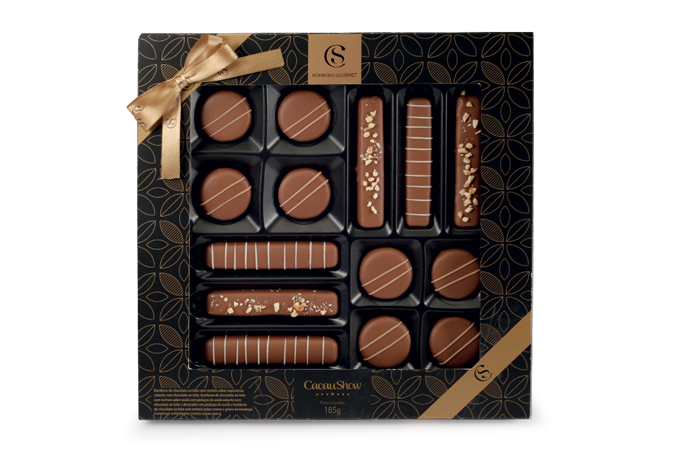 • Bombons Gourmet 185 g, Cacau Show – R$ 34,90. Uma sugestão de CACAU SHOW. Preço pesquisado em dezembro/2017. <a href="https://www.natalcacaushow.com.br/produtos/bombons-gourmet-185g?utm_source=abril.com&utm_medium=guiadepresentes&utm_content=bombons-gourmet-185g&utm_campaign=cacaushow_natal_2017"><span>natalcacaushow.com.br</span></a>  