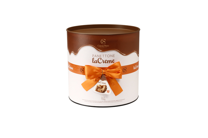 • Panettone Trufado LaCreme 750 g, Cacau Show – R$ 59,90. Uma sugestão de CACAU SHOW. Preço pesquisado em dezembro/2017. <a href="https://www.natalcacaushow.com.br/produtos/panettone-trufado-lacreme-750g?utm_source=abril.com&utm_medium=guiadepresentes&utm_content=panettone-trufado-lacreme-750g&utm_campaign=cacaushow_natal_2017"><span>natalcacaushow.com.br</span></a>