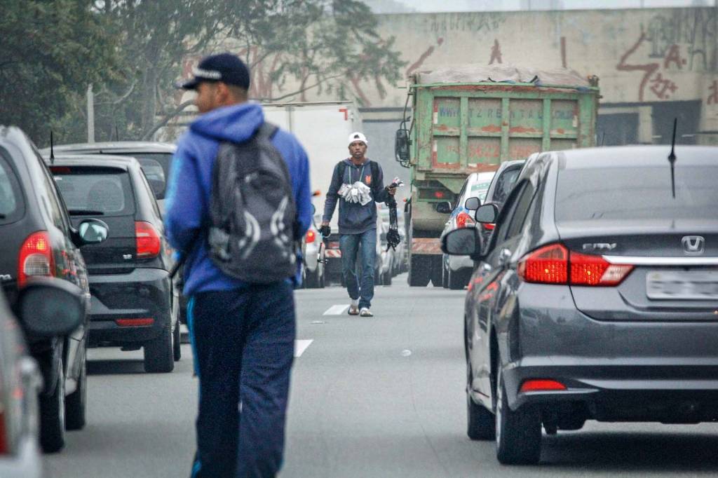 Cresce n¿mero de ambulantes nas marginais