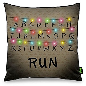 <b>Almofada Stranger Things Run– R$ 38,90.</b> Uma sugestão da SUPERINTERESSANTE. Preço pesquisado em dezembro/17. <a href="https://www.amazon.com.br">www.amazon.com.br</a>