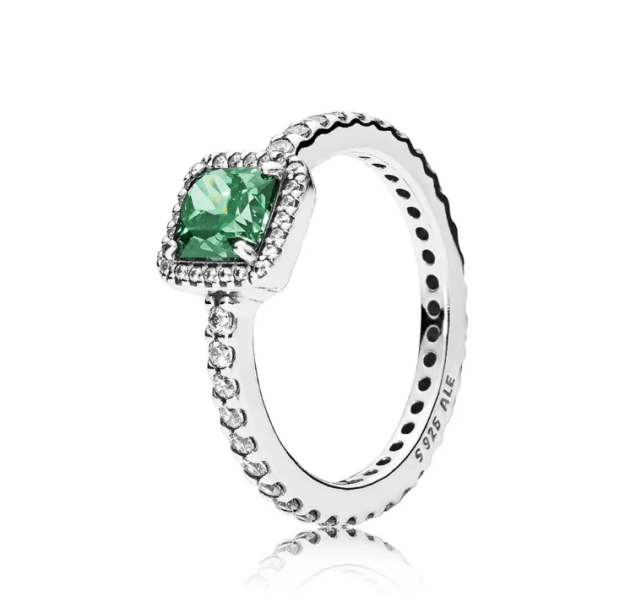 <b>Anel de zircônias, modelo Beleza Eterna Verde, Pandora. R$265</b>. Uma sugestão de CLAUDIA. Preço pesquisado em novembro/2017. <a href="https://www.pandorajoias.com.br">www.pandorajoias.com.br</a>