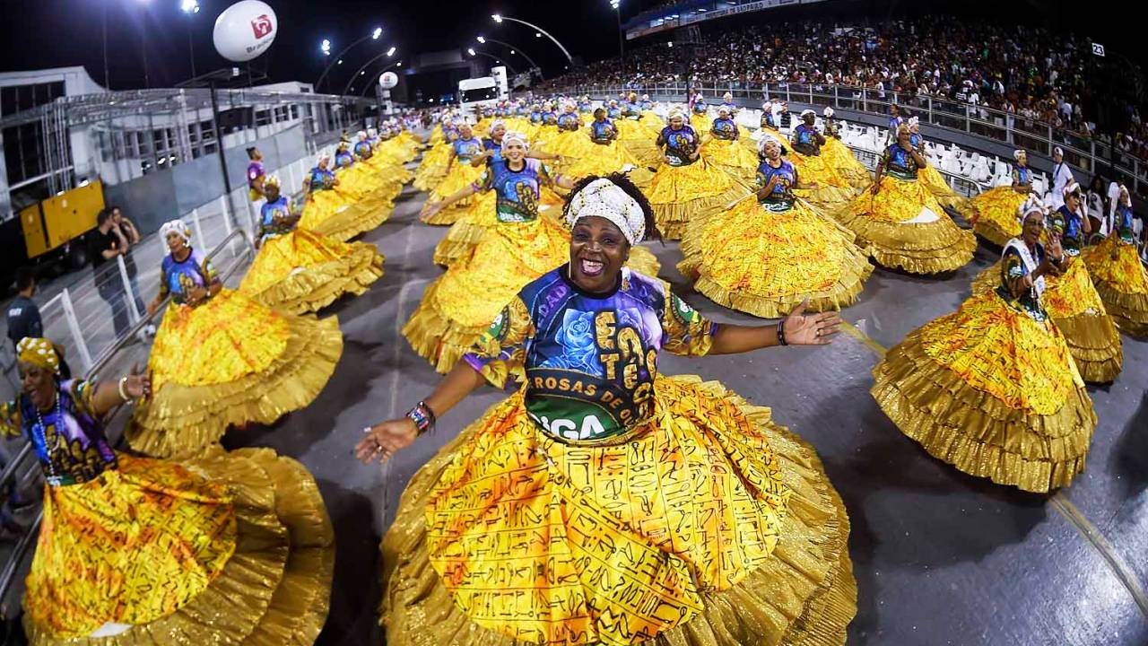 Ala das baianas, durante ensaio técnico da Rosas de Ouro para o Carnaval 2017, no Sambódromo do Anhembi.