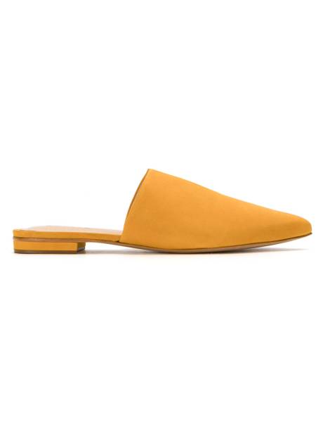 <b>Slipper, Schutz - R$ 300. </b>Uma sugestão de Elle. Preço pesquisado em dezembro/2017.