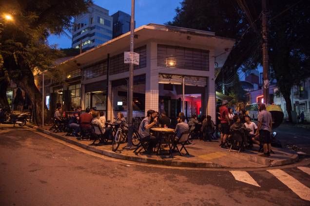 Fachada do Estepe: boteco próximo ao Largo da Batata Fachada do Estepe: boteco próximo ao Largo da Batata
