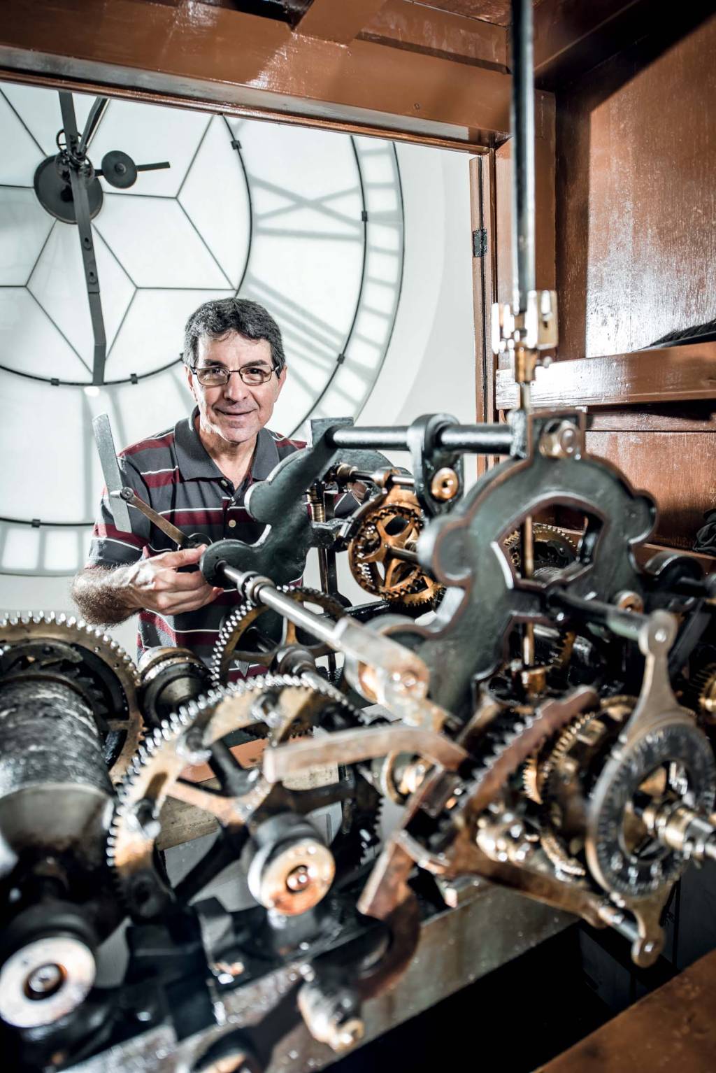 O relojoeiro responsável por fazer funcionar doze relíquias