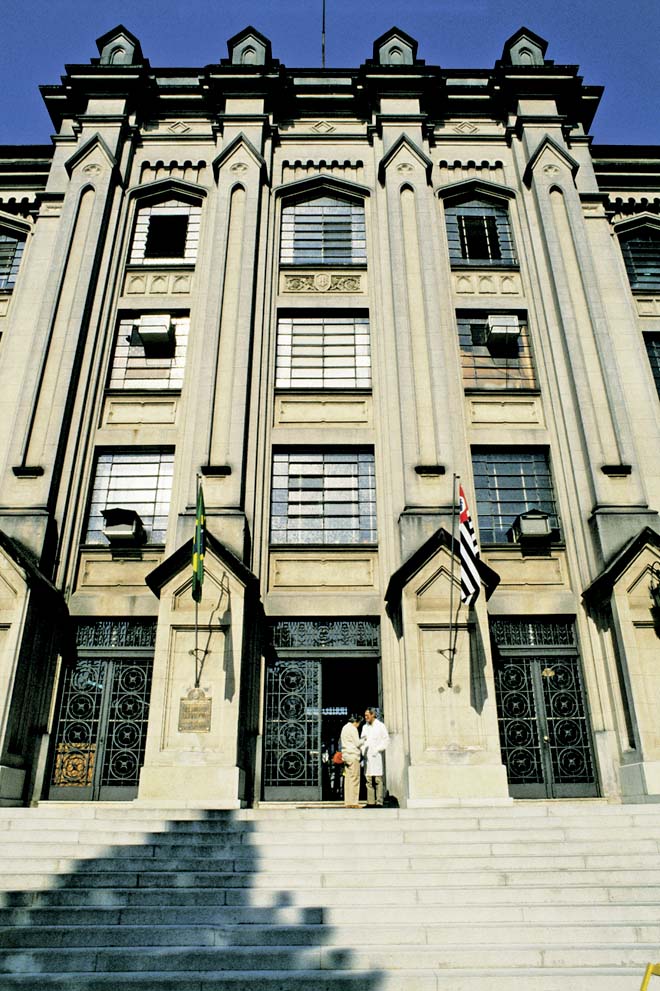 Fachada do Instituto Adolfo Lutz, localizado no Complexo Hospitalar das Clínicas.jpg