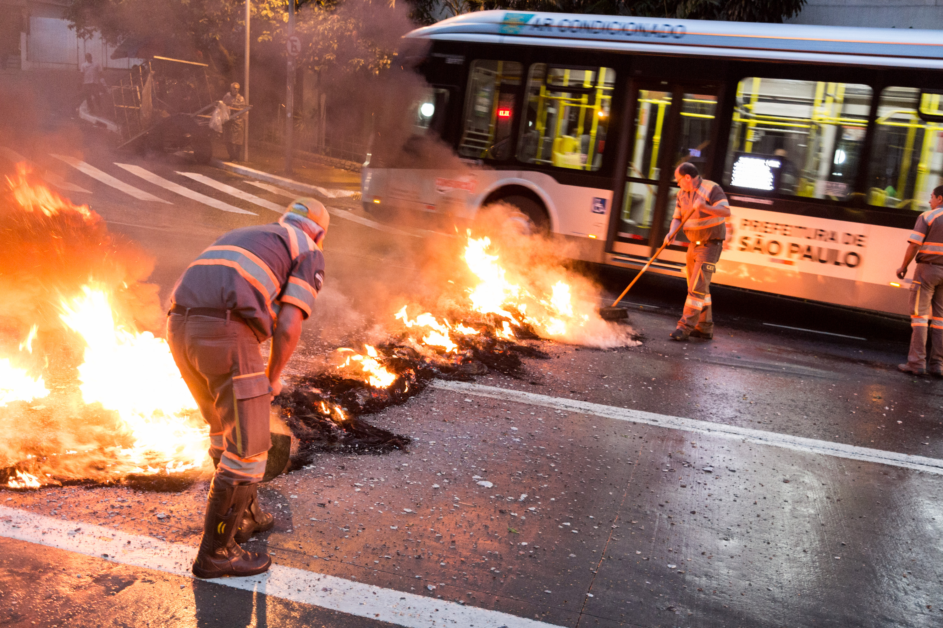 Protesto contra novas tarifas bloqueia Avenida Nove de Julho