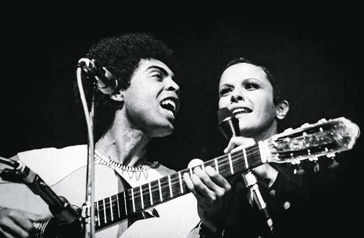 Gilberto Gil e Elis Regina, durante show.