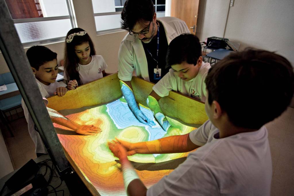 Para cativar pais e alunos, colégios têm até “aula de youtuber”