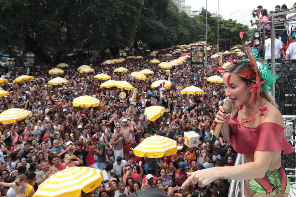 Claudia Leitte interrompe bloco para dar bronca em foliões