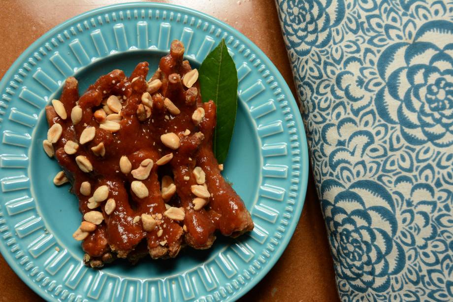 Chan Gà: pés de galinha fritos e temperados com molho de tamarindo picante Chan Gà: pés de galinha fritos e temperados com molho de tamarindo picante