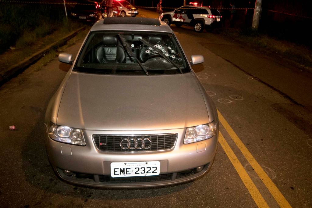 Empresário é baleado com cerca de 10 tiros após parar carro em semáforo no Morumbi
