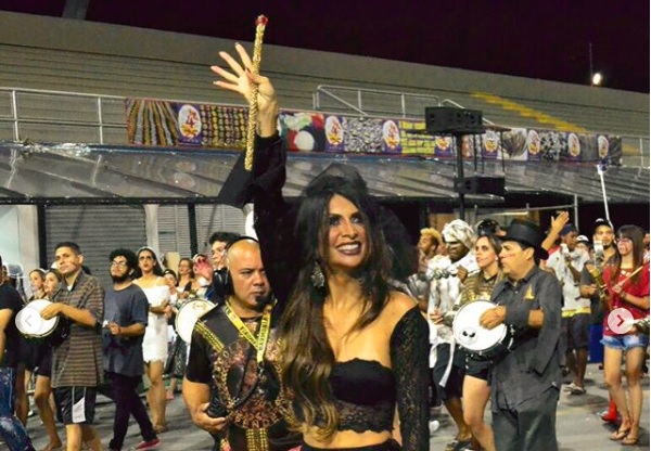 De hospital, musa da Independente Tricolor deseja sorte à escola