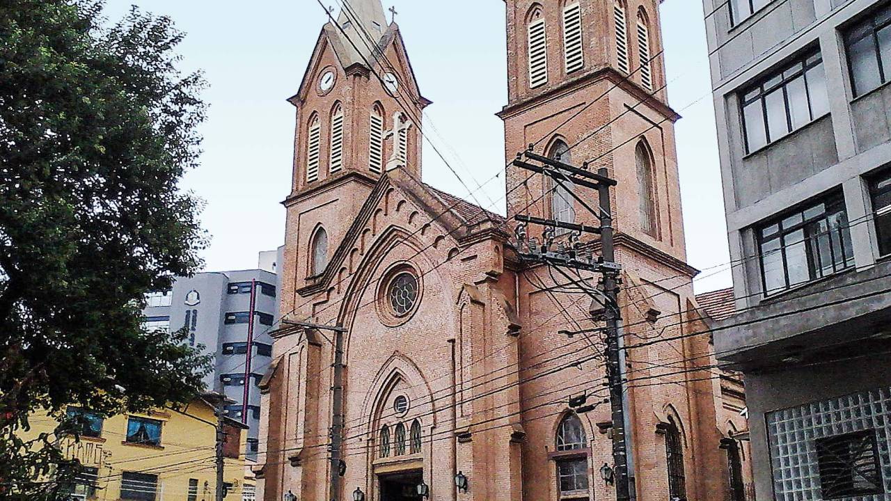 Imagem da Paróquia Nossa Senhora da Lapa, no bairro homônimo, mostra o edifício com pintura bege claro.