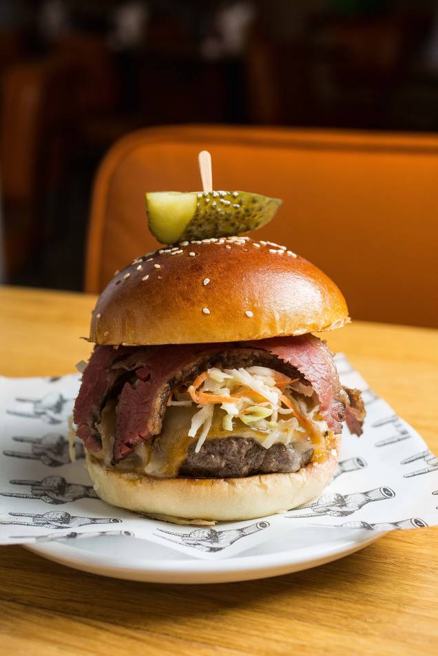 Deli burger combina 180 gramas de carne, pastrami, cheddar e coleslaw Deli burger combina 180 gramas de carne, pastrami, cheddar e coleslaw