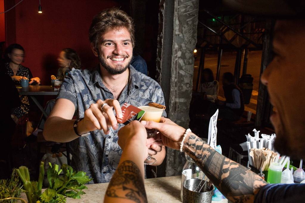 Bares trocam comandas por cartões pré-pagos