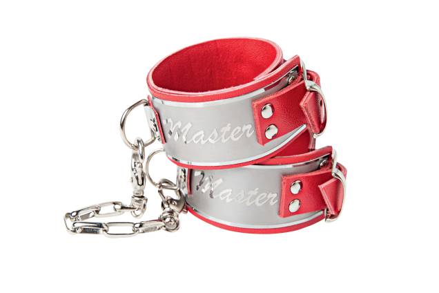 Algemas: de couro e aço escovado, com gravação “Master”em alto-relevo. Custa 495,42 reais o par Algemas: de couro e aço escovado, com gravação “Master”em alto-relevo. Custa 495,42 reais o par