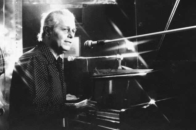 Dick Farney, músico e compositor. Dick Farney, músico e compositor.