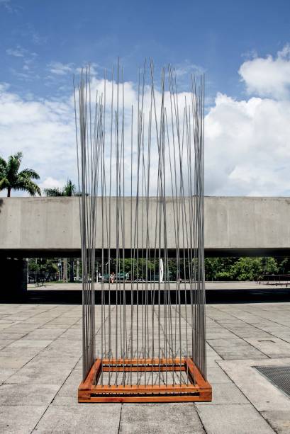 Berimbau (1978), uma das obras de León Ferrari, exibidas