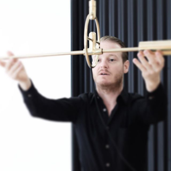 Designer Jader Almeida apresenta peças de mobiliário