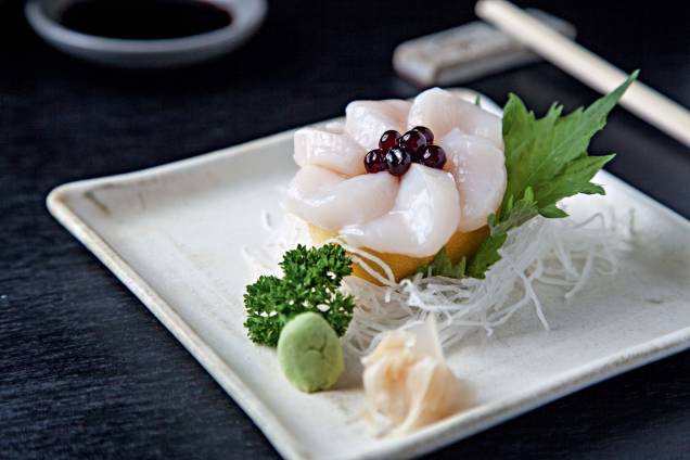 Entre as receitas: ussuzukuri de robalo e sashimi de vieira Entre as receitas: ussuzukuri de robalo e sashimi de vieira