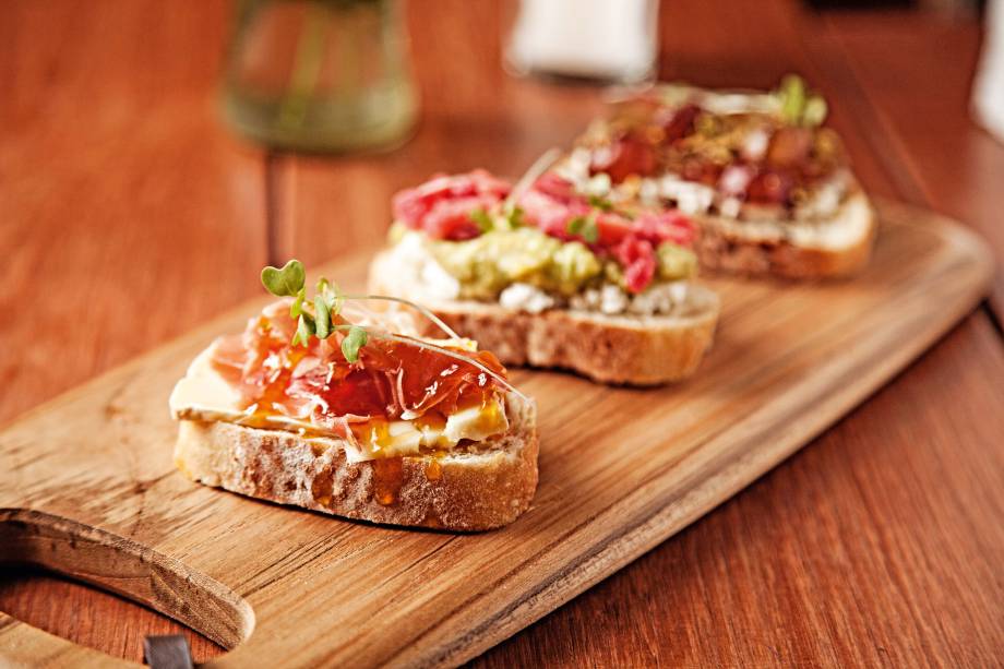 Cichetti de queijo taleggio e mel, salmão defumado e queijo de cabra com uva Cichetti de queijo taleggio e mel, salmão defumado e queijo de cabra com uva