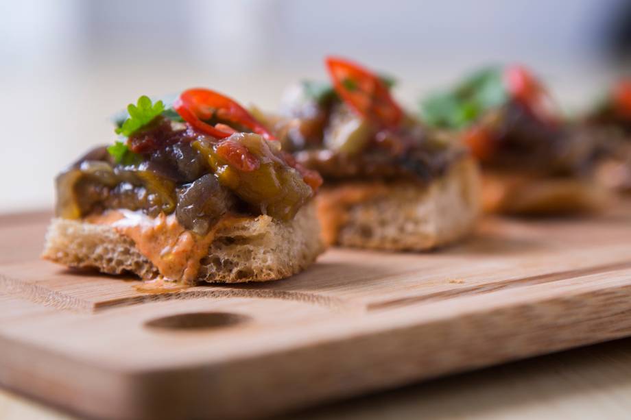 Fatias de pão cobertas de escabeche de peixe