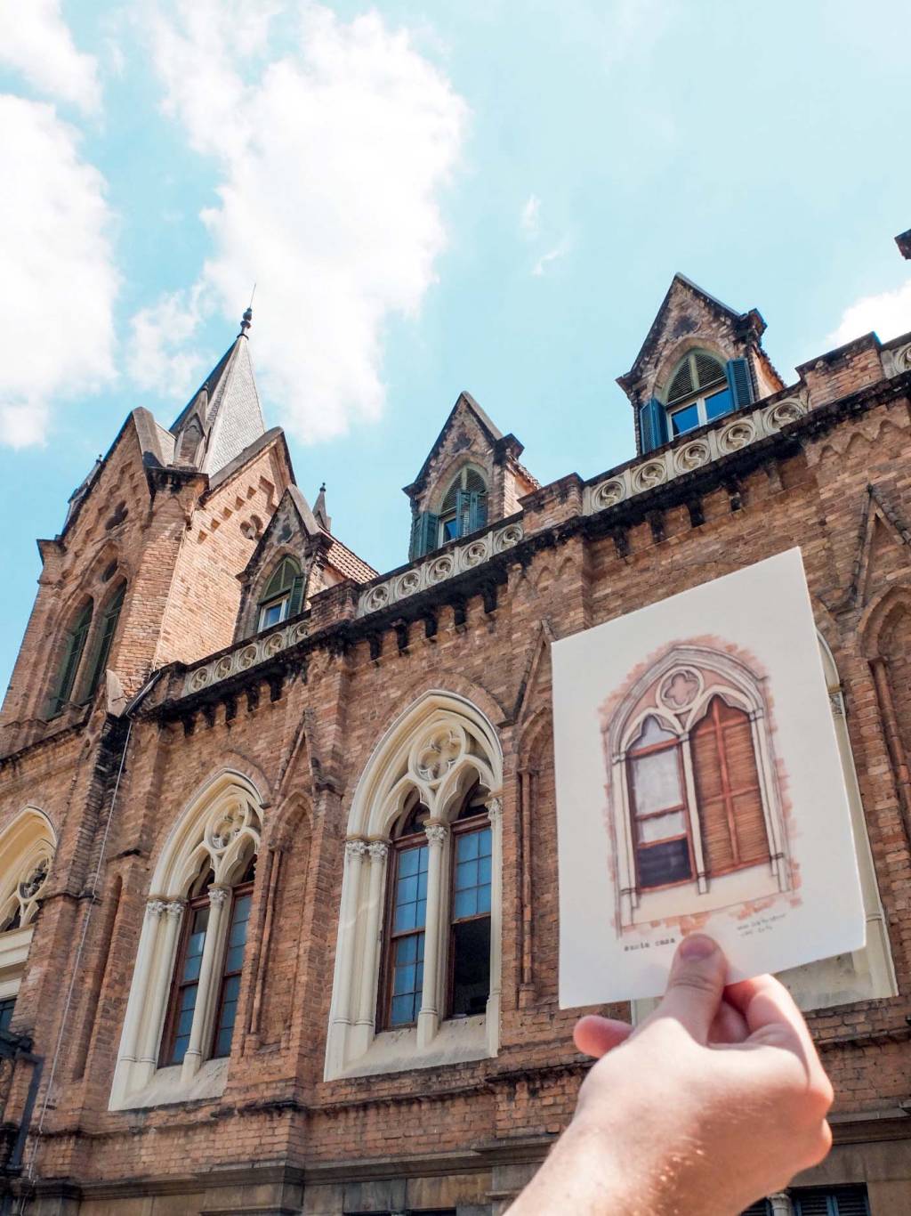 Artista lança livro com ilustrações de prédios históricos da capital