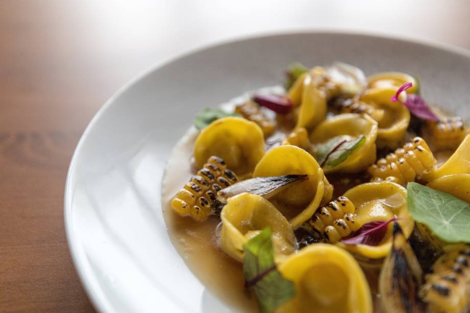 Tortelli de sêmola recheado de queijo meia-cura ao molho de cogumelo seco, milho tostado e cebola caramelada