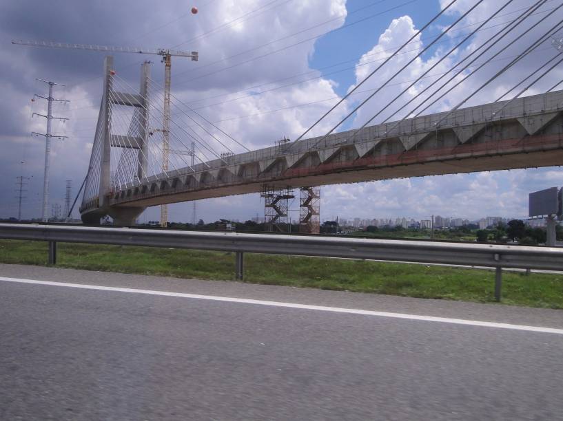 Viaduto estaiado: ligação entre estações da Linha 13-Jade da CPTM