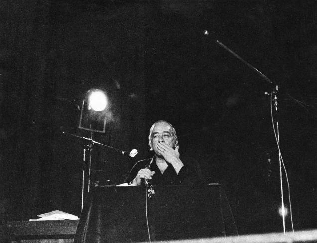 Vinicius de Moraes se apresentando no Teatro Embassy. Vinicius de Moraes se apresentando no Teatro Embassy.