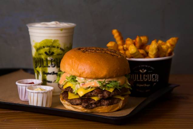 Bullguer: combos com sanduíches, batatas fritas e milkshakes estão disponíveis nas lojas da rede Bullguer: combos com sanduíches, batatas fritas e milkshakes estão disponíveis nas lojas da rede