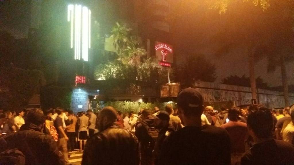 Centenas de pessoas vão à boate de Oscar Maroni por cerveja grátis