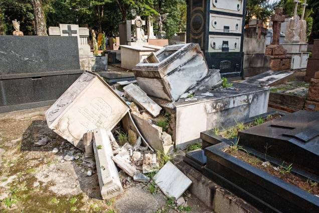 Jazigo da família Marcondes Moura: depredado Jazigo da família Marcondes Moura: depredado