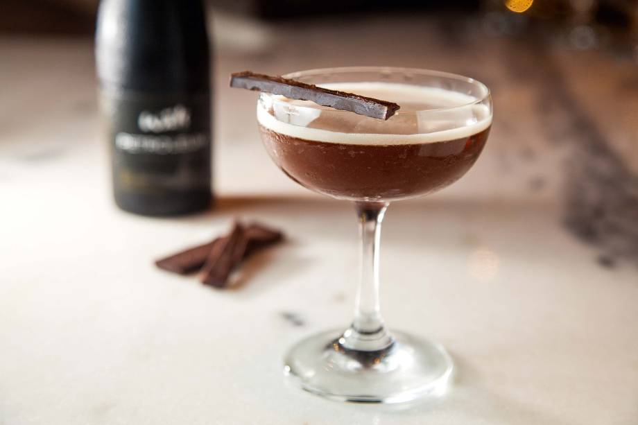 Stout sour mistura rum, limão-siciliano e cerveja escura com agave e traz chocolate na taça Stout sour mistura rum, limão-siciliano e cerveja escura com agave e traz chocolate na taça