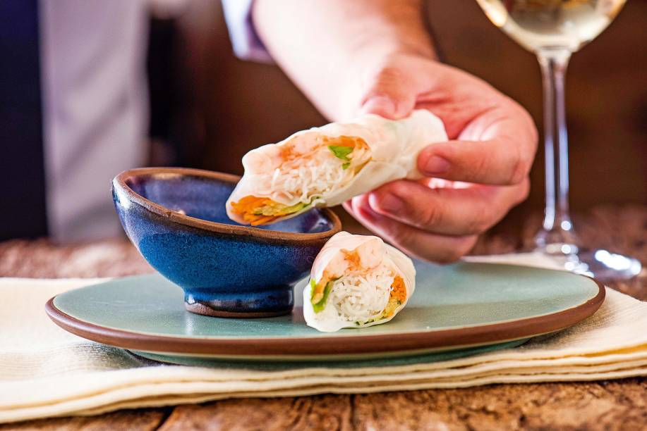 Rolinhos vietnamitas de cenoura em fios, coentro, broto de feijão, macarrão de arroz bifum e camarão ao molho cítrico Rolinhos vietnamitas de cenoura em fios, coentro, broto de feijão, macarrão de arroz bifum e camarão ao molho cítrico