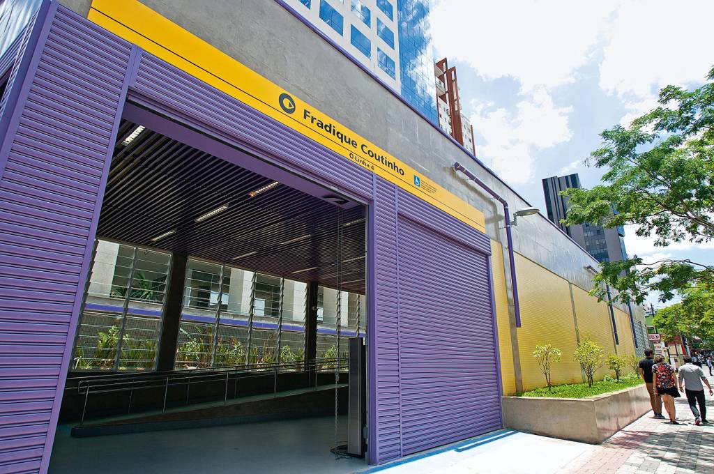 Estação do Metrô Fradique Coutinho da Linha Amarela.
