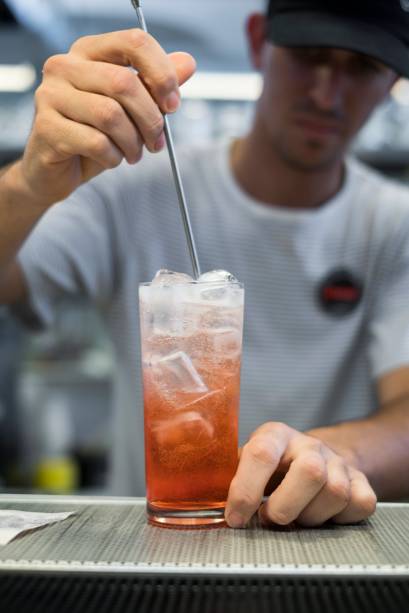 Byciclette: drinque com Campari, Lillet Blanc e tônica, assinado por Alexandre D'Agostino, melhor bartender pela mais recente edição de VEJA COMER & BEBER