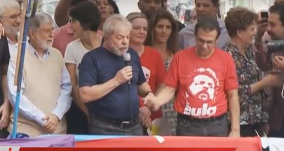 Em sindicato, Lula diz que vai atender ao mandado de prisão