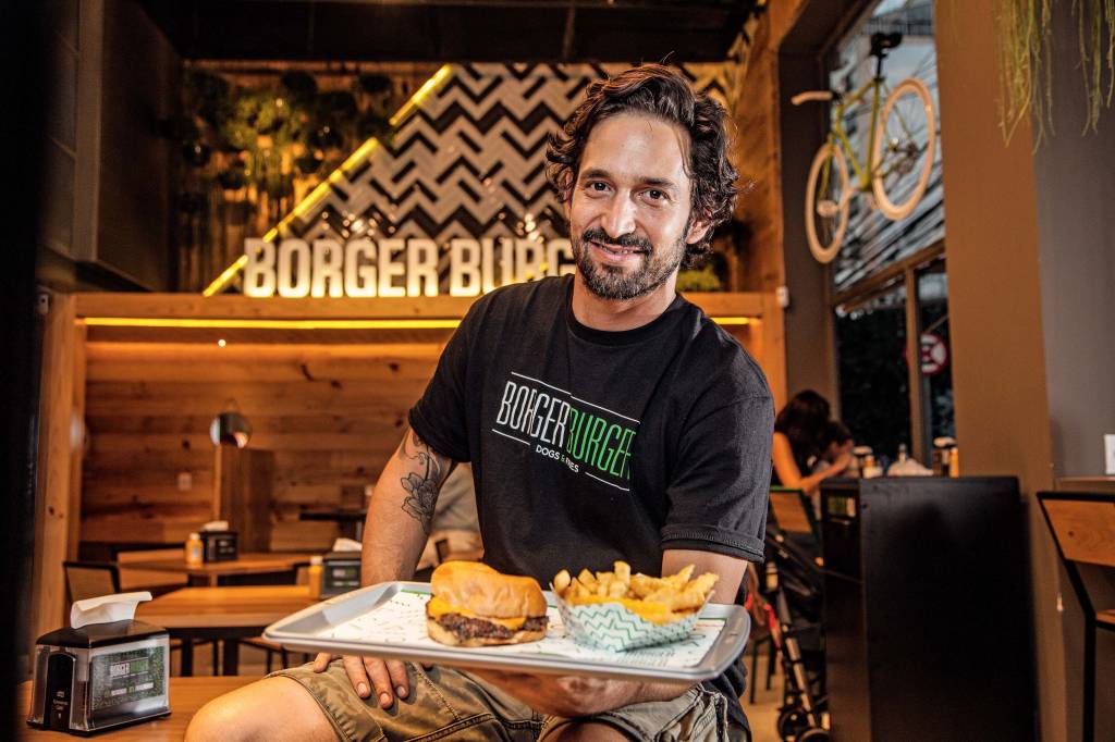 Smash burger, o hambúguer prensado que está fazendo sucesso na cidade