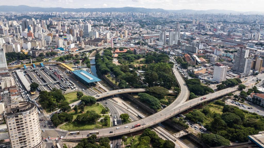 Parque Dom Pedro II sofre com sujeira, degradação e insegurança