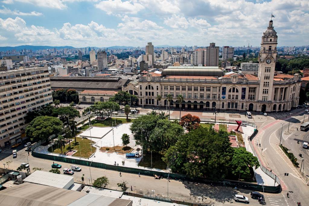 Prédios populares ao lado da Praça Júlio Prestes são saqueados