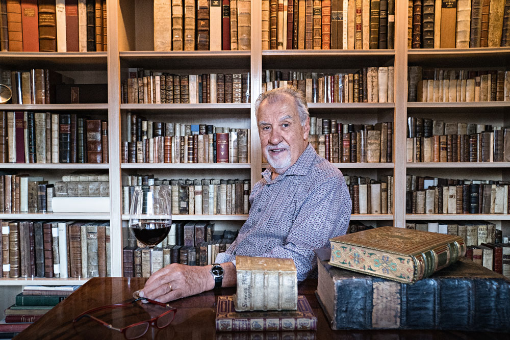 Engenheiro tem coleção com mais de 10 000 livros sobre vinho