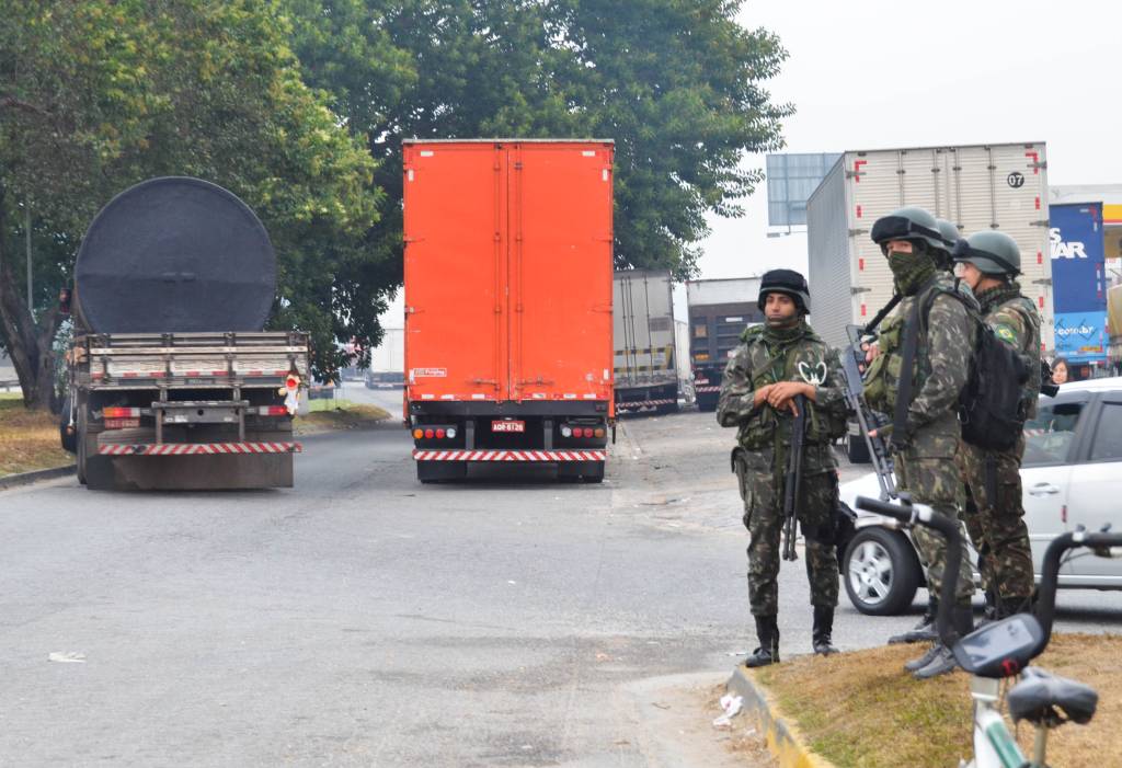 Em São Paulo, militares fazem operação para desobstruir estradas