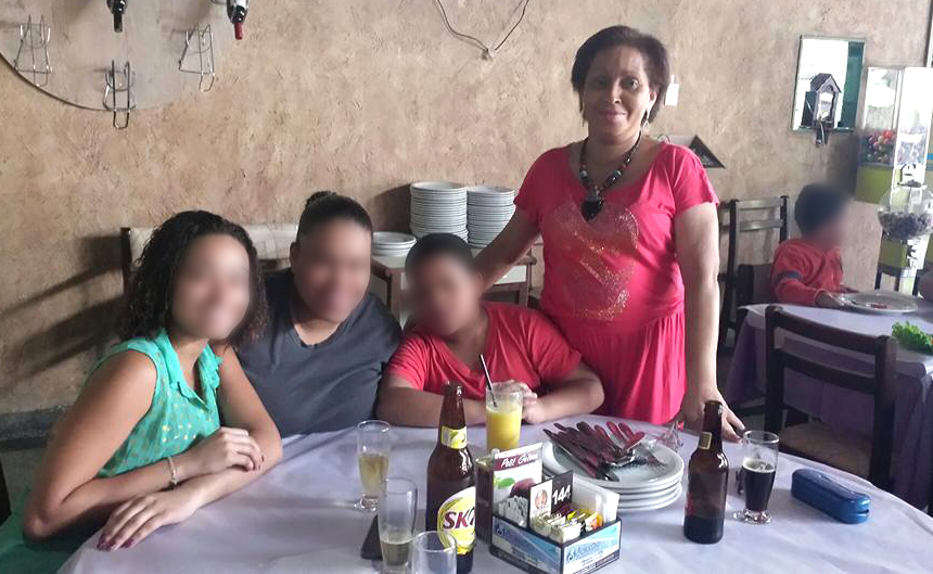 Almoço em Família comendo almoçando com Kellen Wini e Camila Almeida em Casa do Norte Zé Leite out 2015 Almoço em Família comendo almoçando com Kellen Wini e Camila Almeida em Casa do Norte Zé Leite out 2015