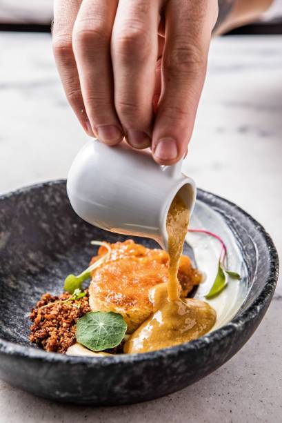 Polifonia de sabores: creme de amburama, bolo de fubá, geleia de seriguela e cocada crocante Polifonia de sabores: creme de amburama, bolo de fubá, geleia de seriguela e cocada crocante