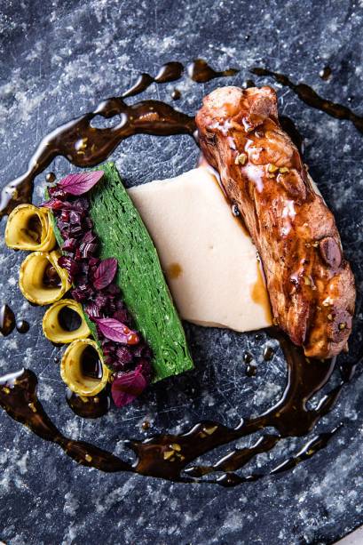 Nocaute de bom: assado de tira suíno ao molho de charcutaria com terrine de acelga e purê de fava Nocaute de bom: assado de tira suíno ao molho de charcutaria com terrine de acelga e purê de fava